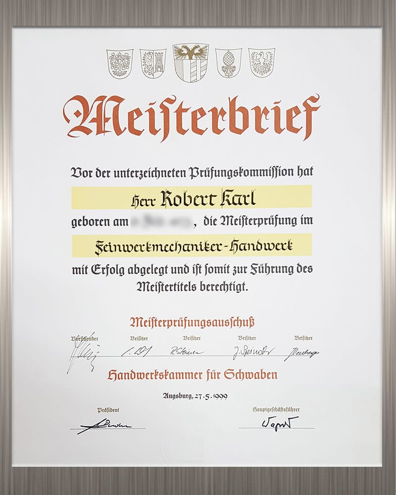 Gerahmter Meisterbrief der Handwerkskammer für Schwaben: Robert Karl hat die Meisterprüfung im Feinwerkmechaniker-Handwerk bestanden, ausgestellt in Augsburg am 27. Mai 1999