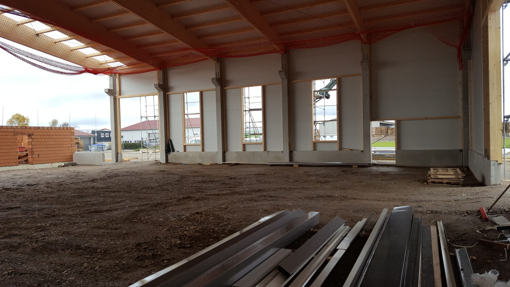 Die Halle ist geschlossen: Dach, Wandplatten und Fensteröffnungen von innen, der Boden noch Erdreich