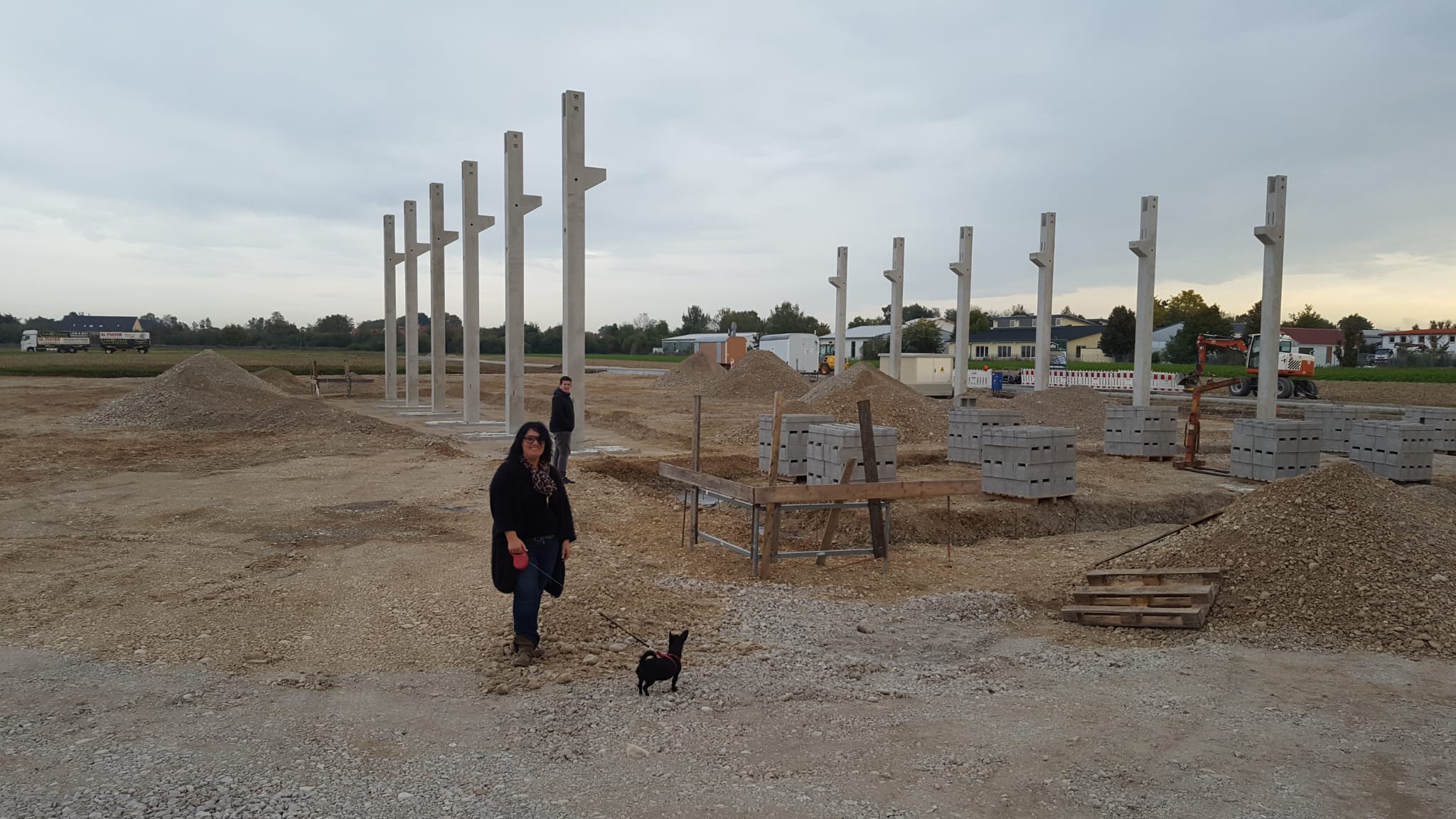 Die Betonstützen stehen, dazwischen offene Fundamentgräben und Kieshaufen