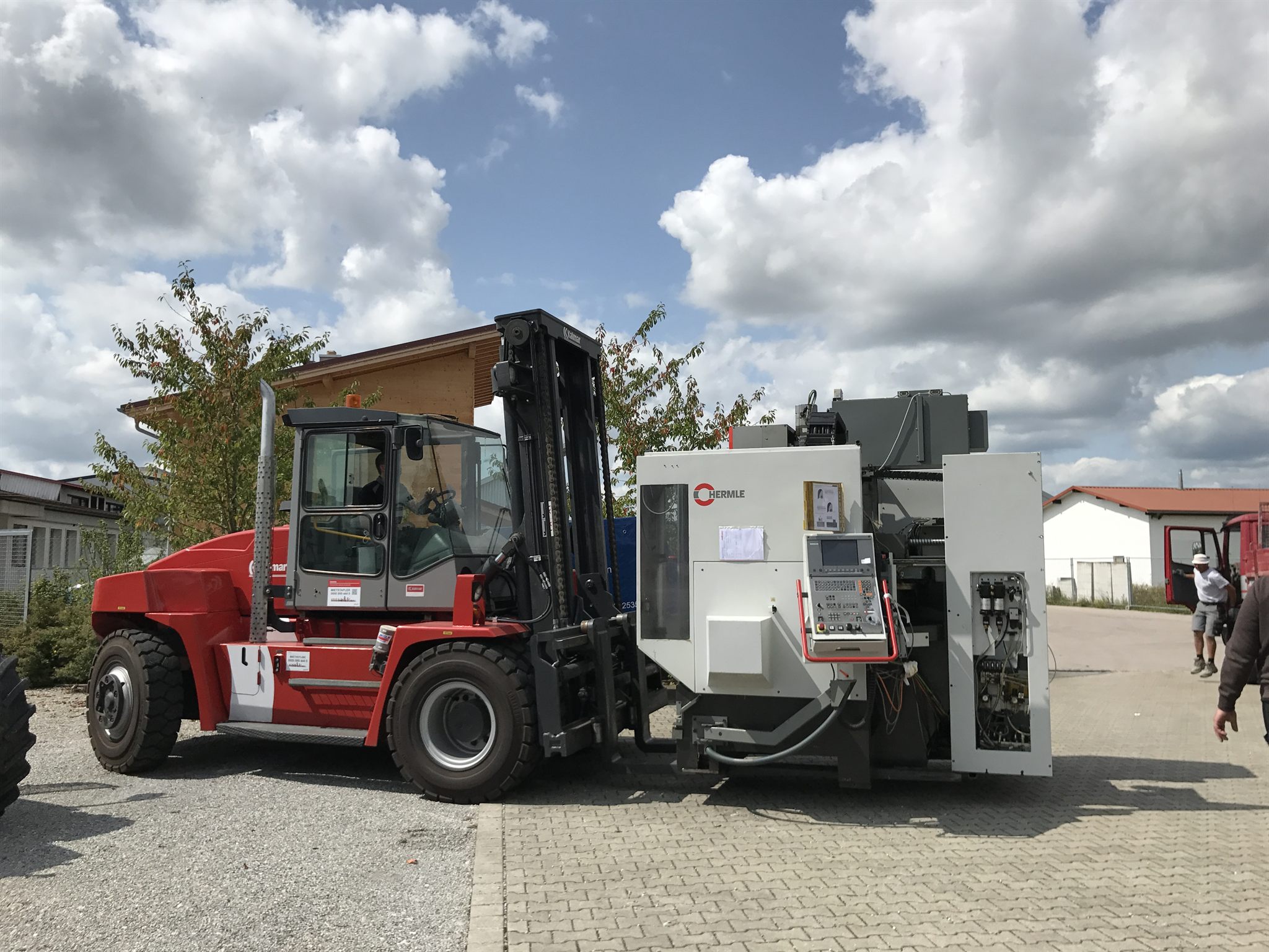 Der Schwerlaststapler trägt ein Hermle-Bearbeitungszentrum über den Hof