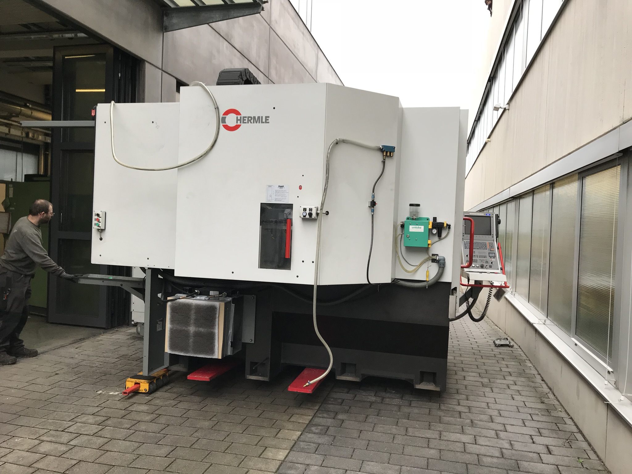 Die Hermle C1200V im Freien am Abholort, kurz vor dem Verladen