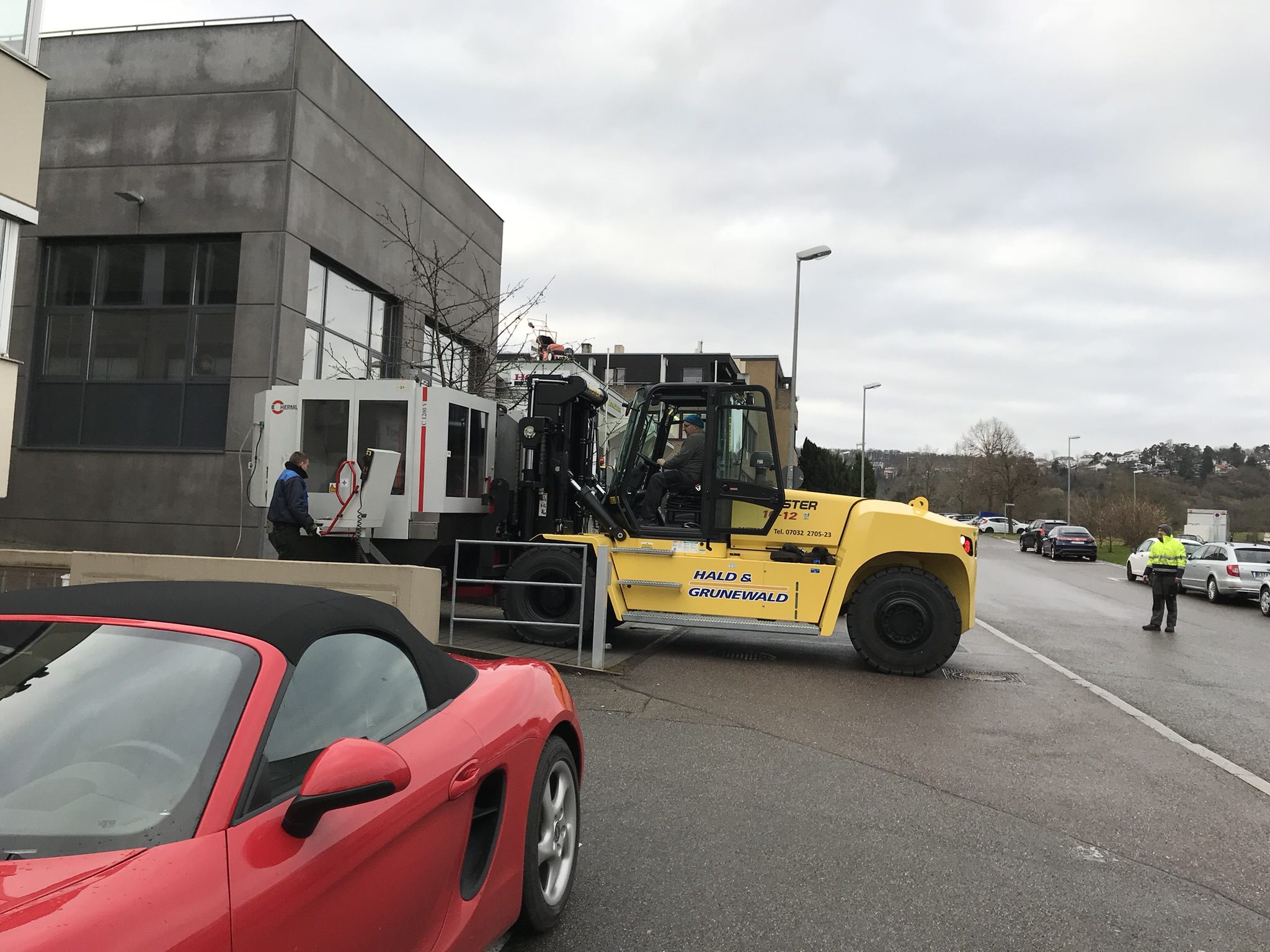 Schwerlaststapler mit der C1200V am Abholort
