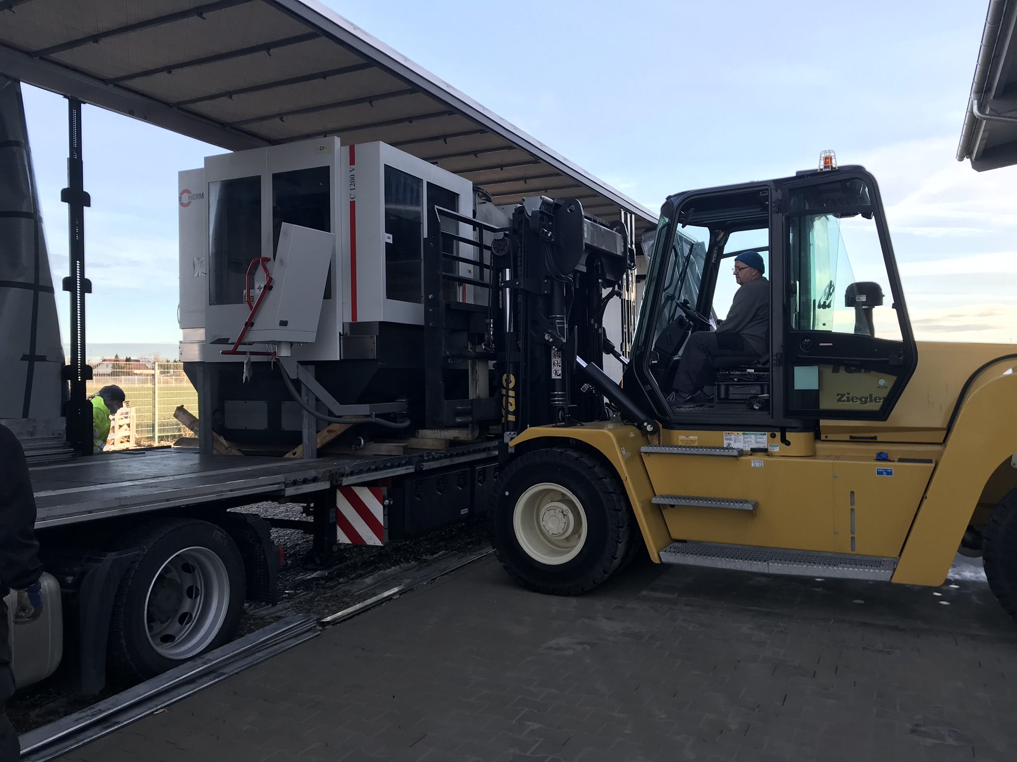 Der Schwerlaststapler nimmt die C1200V in Untermeitingen vom Auflieger
