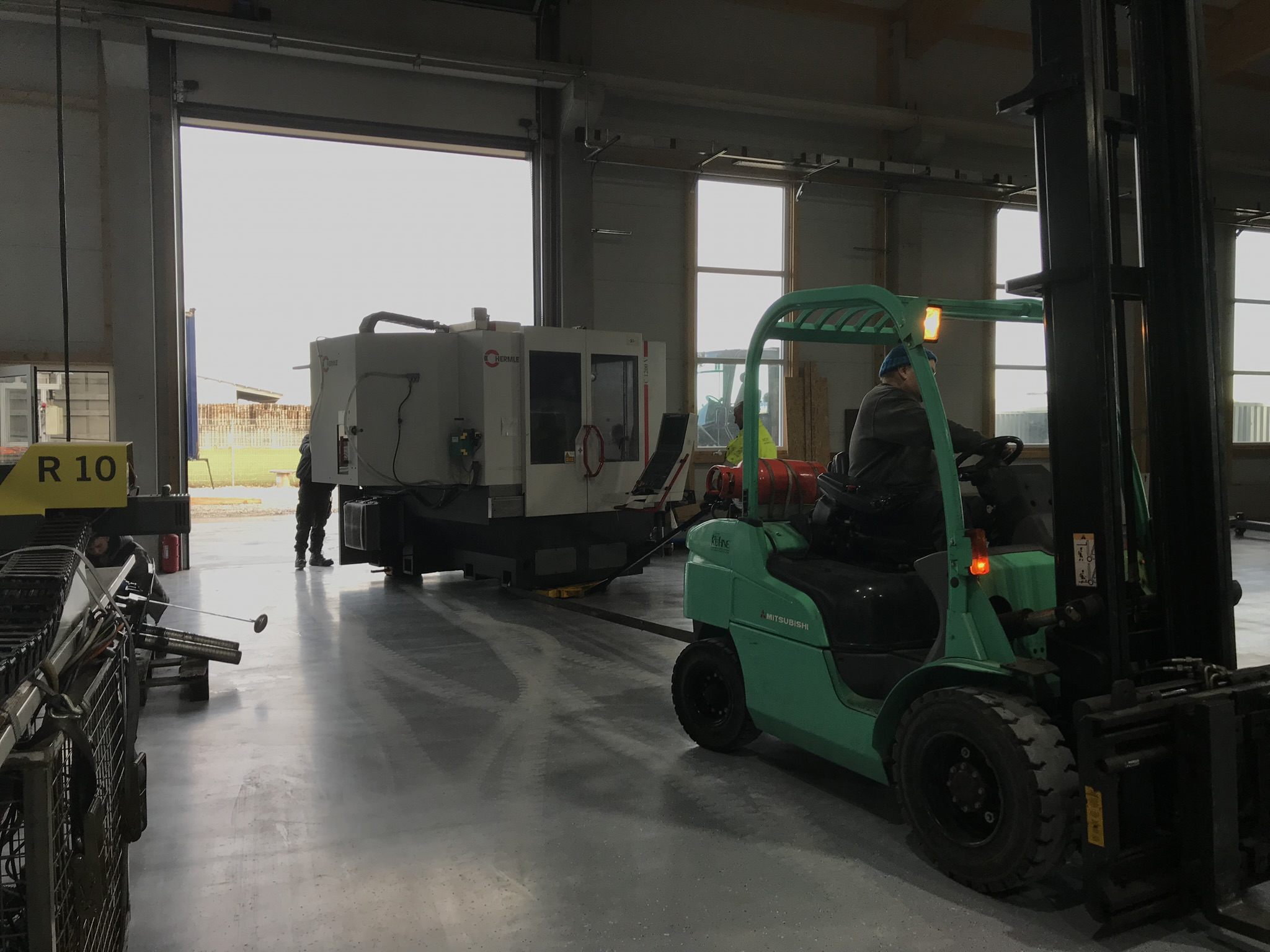 Die C1200V wird durch das Hallentor in die Fertigung gezogen
