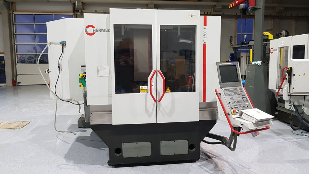Die aufgestellte Hermle C1200V in der Produktionshalle