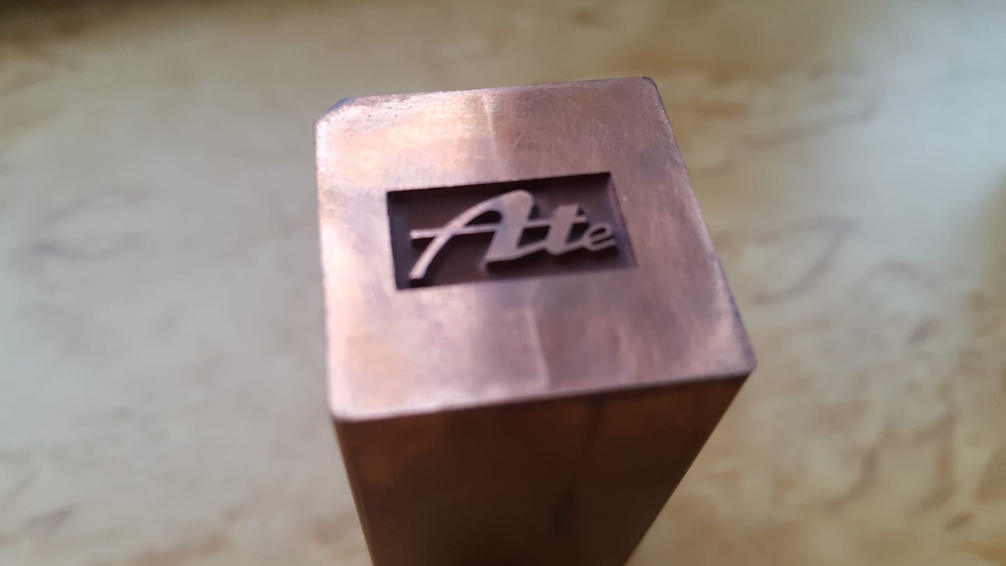 Stirnseite einer Elektrode aus Kupfer, darin vertieft der Schriftzug „Atte“ in Schreibschrift