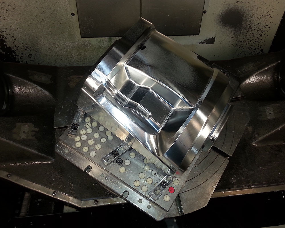 Tiefziehwerkzeug aus Aluminium auf dem Rundtisch, Kavität gefräst