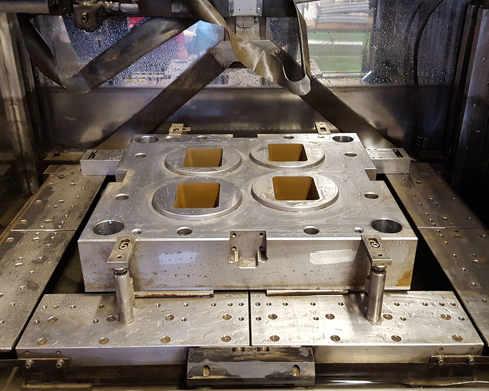 Formplatte aufgespannt in der Drahterodiermaschine