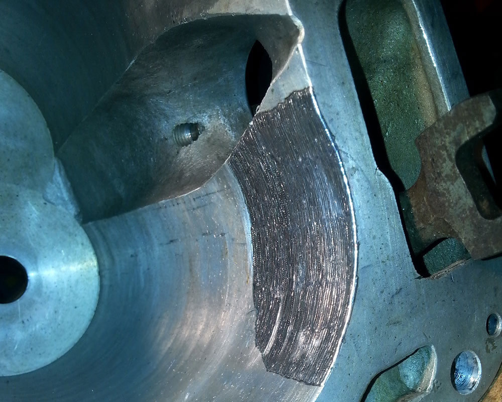 Gewölbte Fläche eines Bauteils, flächig mit Raupen aufgetragen