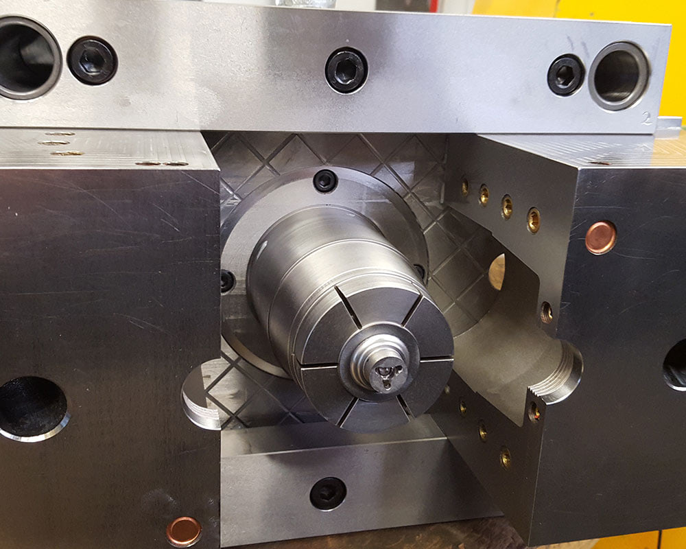 Zylindrischer Kern zwischen den Platten eines Werkzeugs