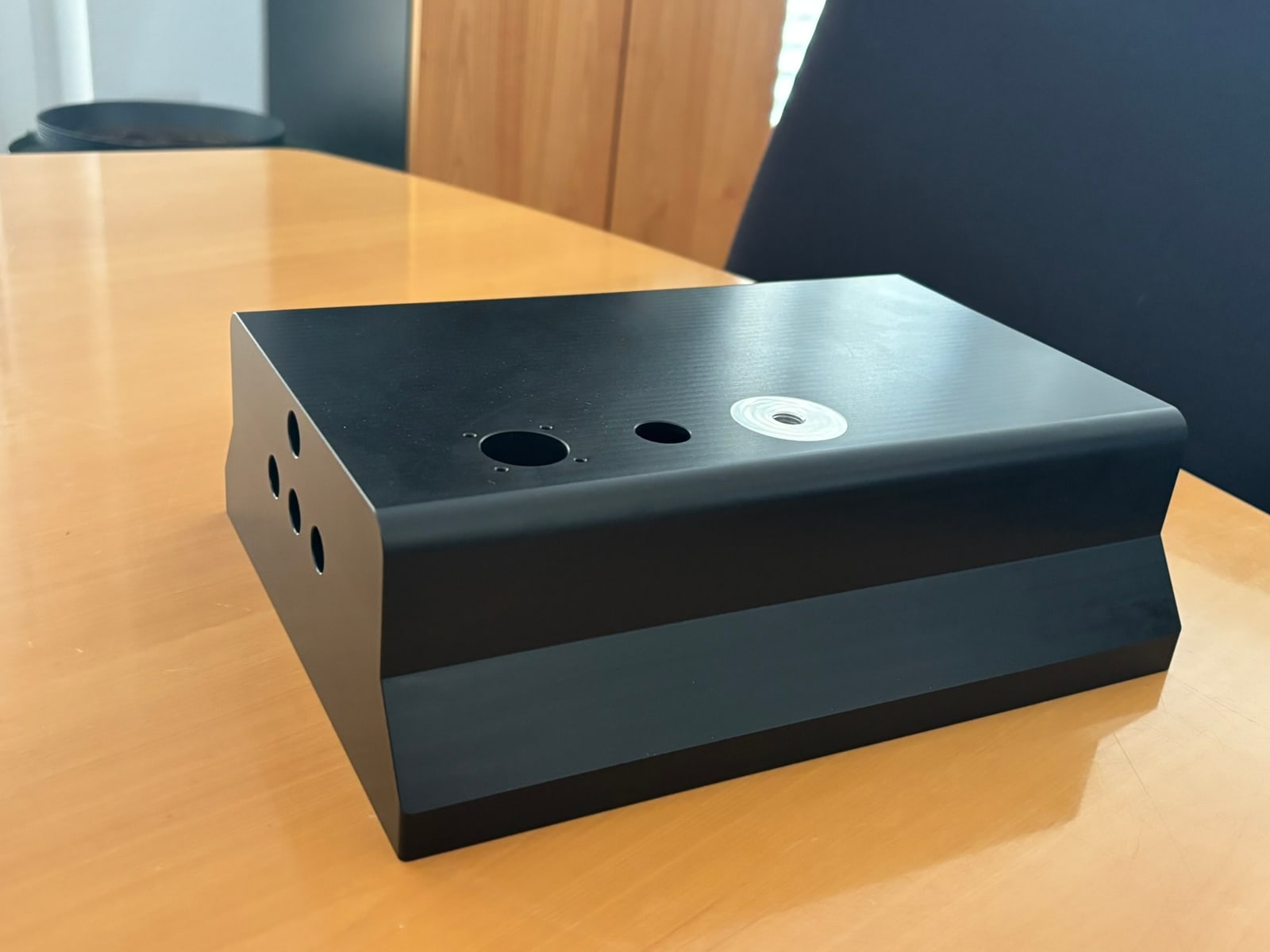 Schwarz eloxiertes Aluminiumgehäuse mit Lüftungsbohrungen, Durchbrüchen und eingelassenem Gewinde